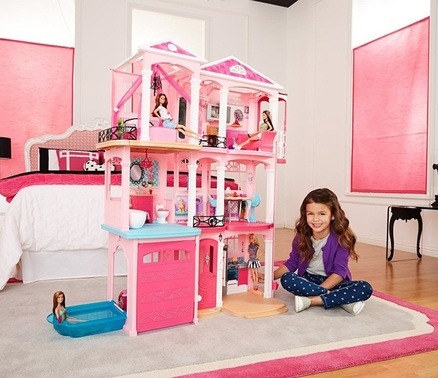 Barbie Traumvilla mit lächelndem Kind